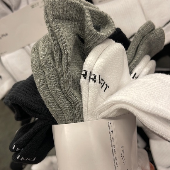 NIKE 
Training Crew Socks (6 Pairs)
Nike Everyday Cushioned

NWT - Picture 14 of 16